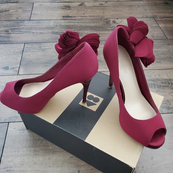 Cranberry floral detail pumps - Picture 2 of 3